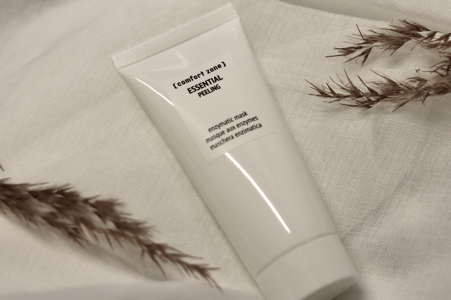 Comfort Zone Essential Peeling 60ml - Skånsom enzymatisk peeling i elegant hvid tube. Fjerner blidt døde hudceller og urenheder uden at irritere huden, giver fornyet glød og jævn hudtone.