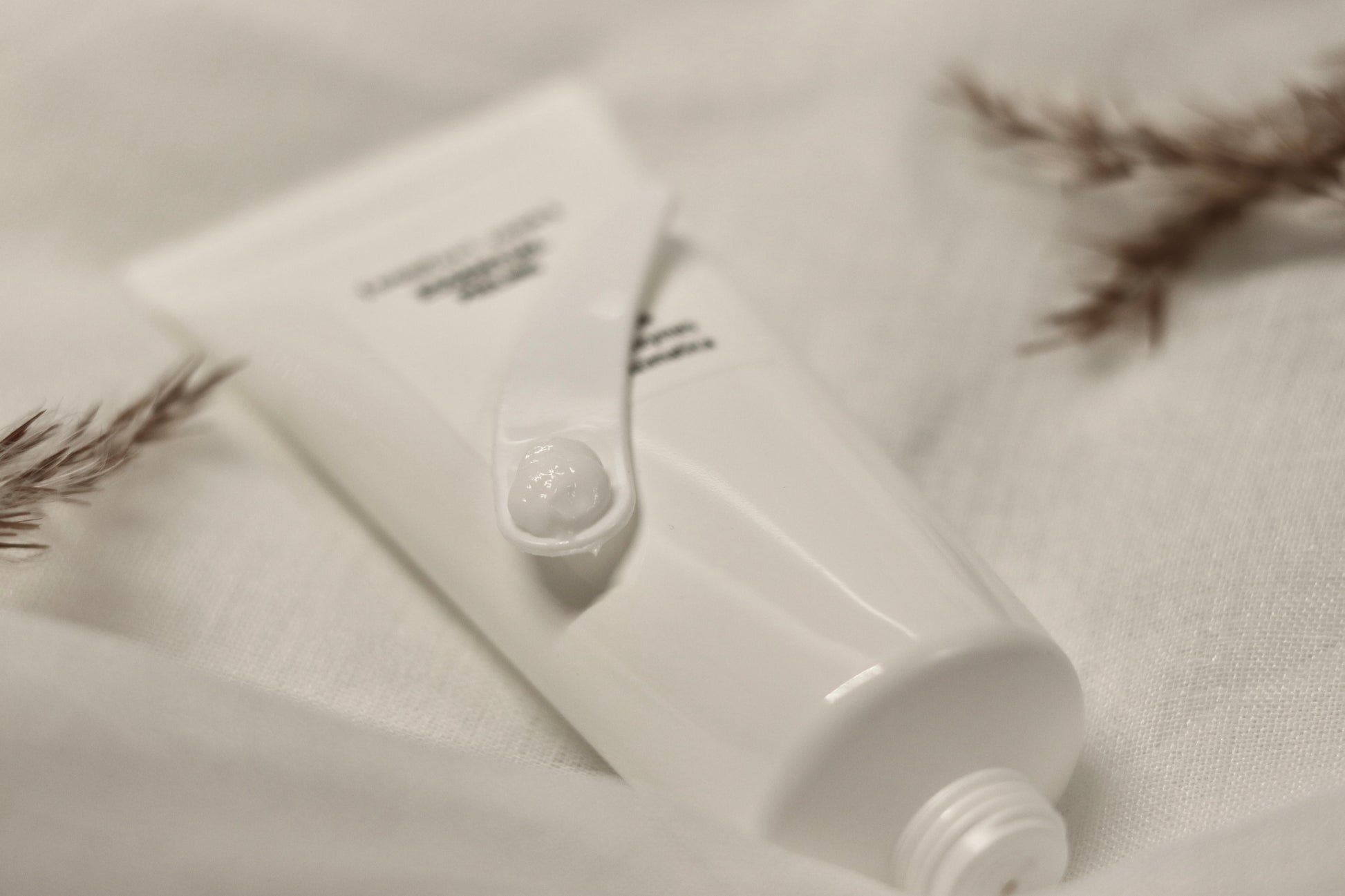 Comfort Zone Essential Peeling 60ml - Cremet, let tekstur med enzymatiske ingredienser. Skånsom formel der ikke irriterer huden under eksfoliering."