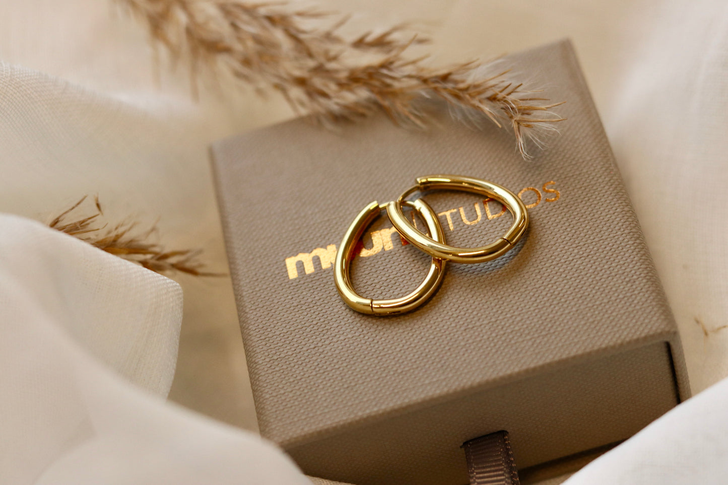 Guld hoops, ovale close up