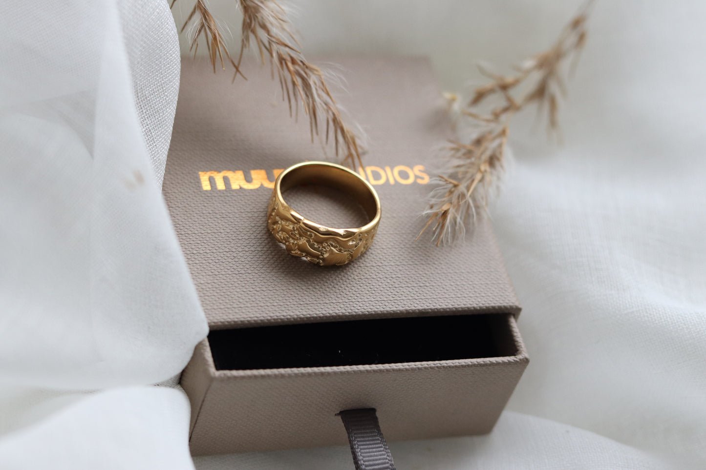Guld ring oppe fra