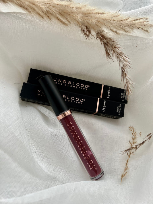 Young Blood Lipgloss i farven Eternal. Luksuriøs lipgloss med skinnende finish, der giver fyldige og bløde læber. Produktet vises i elegant emballage med den karakteristiske Young Blood-kvalitet.