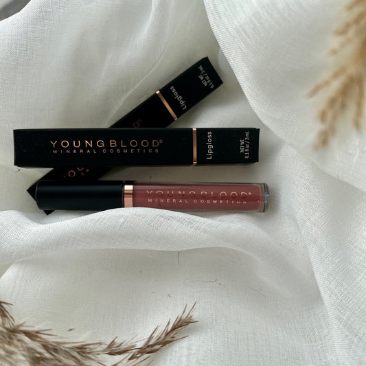 Young Blood Lipgloss i farven Deja Vu. Luksuriøs lipgloss med skinnende finish, der giver læberne et fyldigt og blødt udseende. Produktet vises i elegant emballage med den karakteristiske Young Blood-kvalitet og naturlige ingredienser