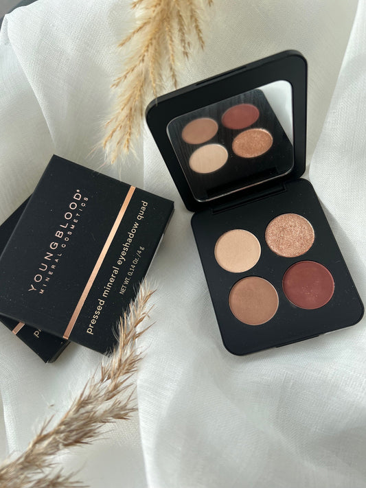 Youngblood eyeshadow i nuancen Starlit - luksuriøs øjenskygge med skinnende, stjernelignende finish. Professionel makeup fra Youngblood Cosmetics med intens pigmentering og holdbar formula. Ideel til både hverdags- og festmakeup, giver øjnene et strålende og sofistikeret udtryk.