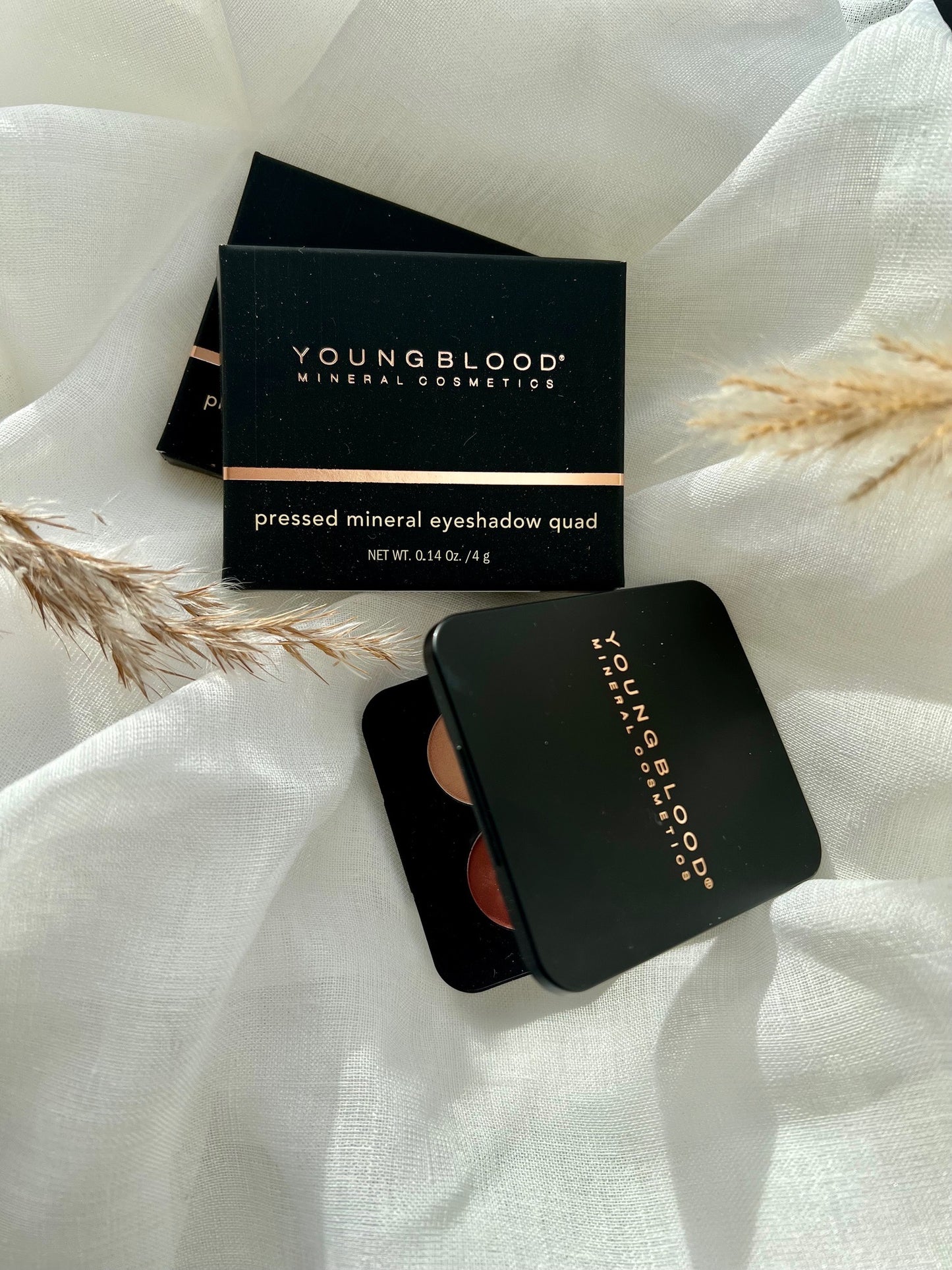 Youngblood eyeshadow i nuancen Starlit - luksuriøs øjenskygge med skinnende, stjernelignende finish. Professionel makeup fra Youngblood Cosmetics med intens pigmentering og holdbar formula. Ideel til både hverdags- og festmakeup, giver øjnene et strålende og sofistikeret udtryk.