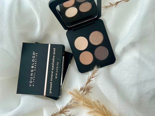 Youngblood eyeshadow i nuancen Taupe Smoke - elegant øjenskygge med sofistikeret, røgfarvet taupe finish. Professionel makeup fra Youngblood Cosmetics med rig pigmentering og cremet konsistens. Perfekt til at skabe dybde og dimension i øjenmakeuppen. Velegnet til både daglig brug og aftenmakeup, giver et raffineret og tidløst look.
