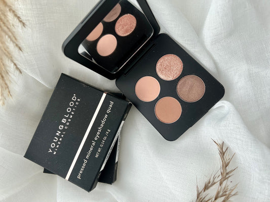 Youngblood eyeshadow i nuancen Sweet Talk - blød, feminin øjenskygge med en delikat rosa-fersken tone. Luksuriøs makeup fra Youngblood Cosmetics med silkeblød tekstur og holdbar pigmentering. Skaber et romantisk og indbydende look. Perfekt til både hverdags- og festmakeup, giver øjnene et friskt og ungdommeligt udtryk med en subtil glans