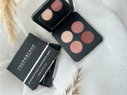 Youngblood eyeshadow i nuancen Garden Party - frisk, livlig øjenskygge med en frodig grøn tone inspireret af naturens farvespil. Eksklusiv makeup fra Youngblood Cosmetics med rig pigmentering og fløjlsblød konsistens. Skaber et udtryksfuldt og unikt look. Perfekt til at fremhæve alle øjenfarver, særligt brune og hasselnøddefarvede øjne, med en sofistikeret finish der holder hele dagen.