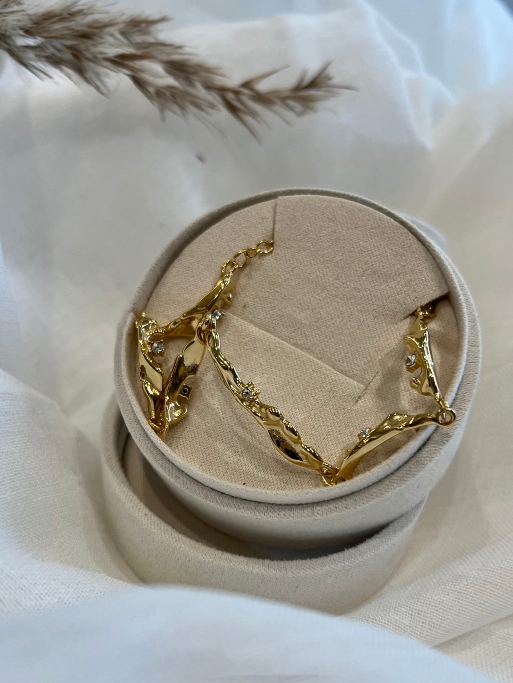 Guld armbånd med sten