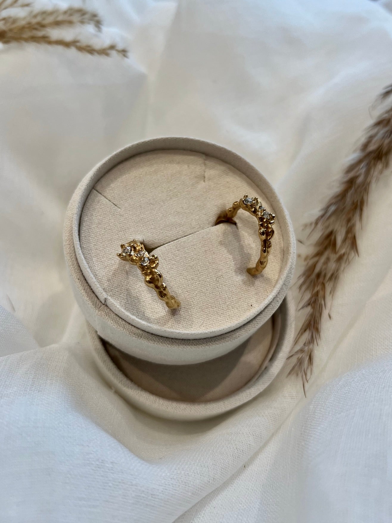 Guld øreringe med sten