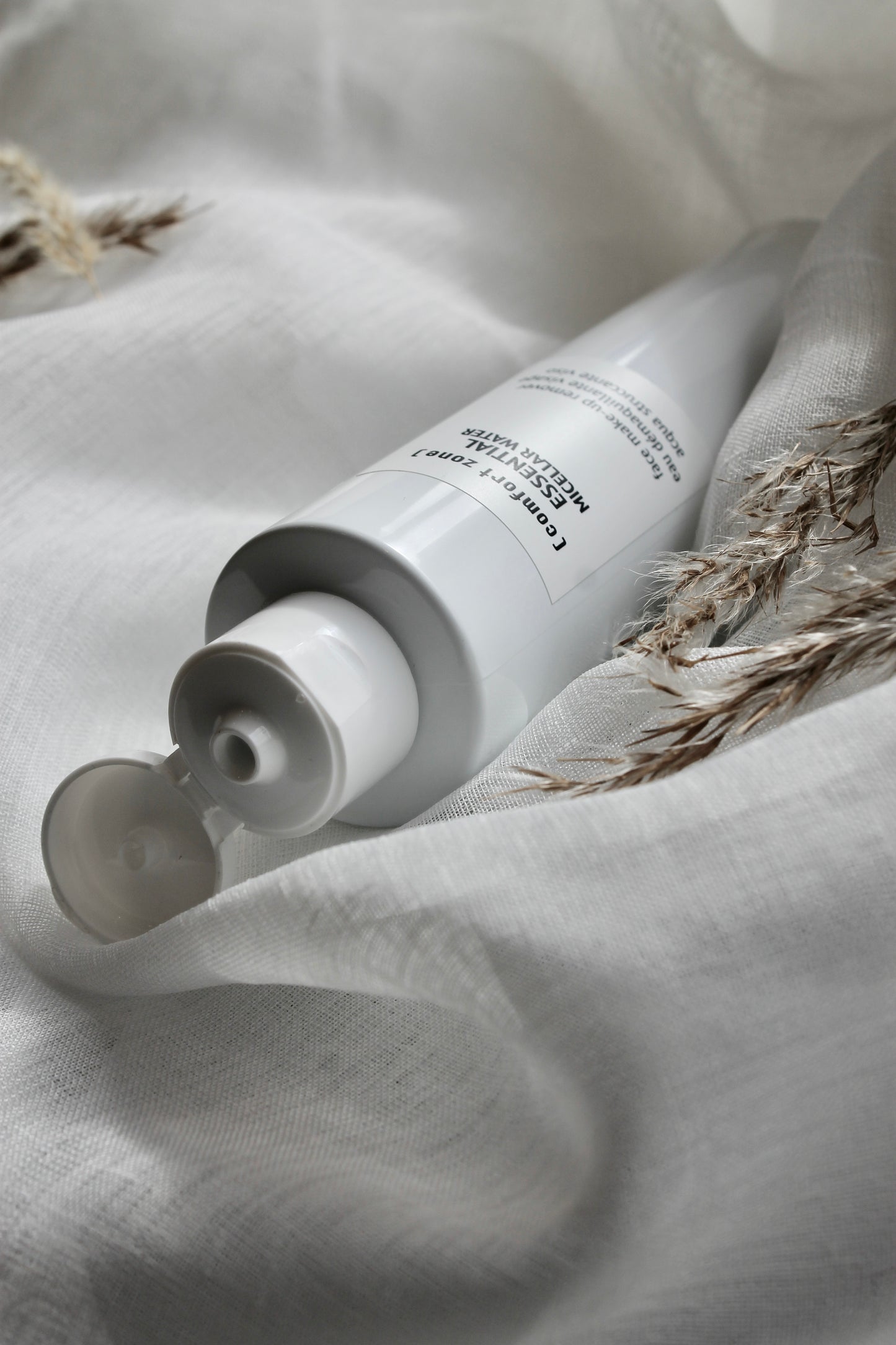 Comfort Zone Essential Micellar Water 200ml - Skånsom og effektiv micellær rensevand der fjerner makeup og urenheder uden at udtørre huden. Beriget med antioxidanter og botaniske ekstrakter for en frisk og hydreret hud. Ideel til alle hudtyper, også sensitiv hud