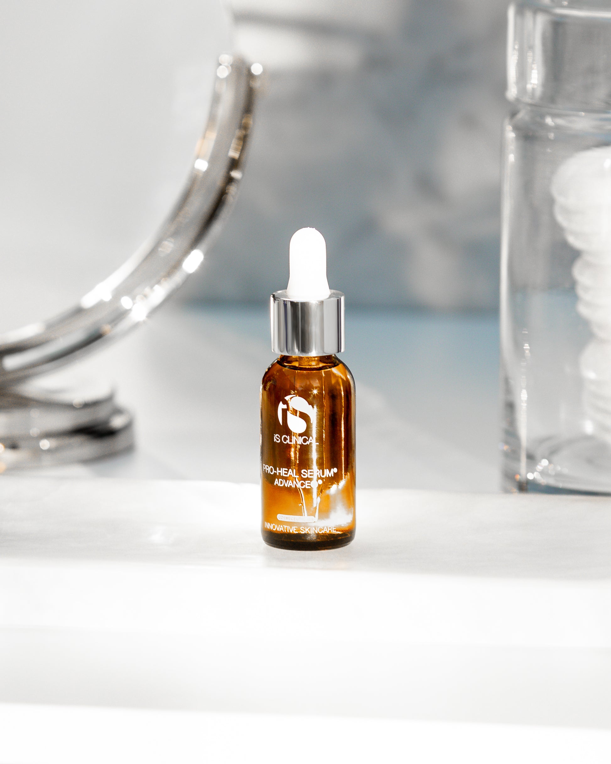 IS Clinical Pro-Heal Serum Advance - Kraftfuldt antioxidant-serum med L-ascorbinsyre (vitamin C), oliven blade og zink, der reducerer inflammation, rødme og acne. Ideel til sensitiv, rosacea og problemhud. Vises i signatur orange flaske.