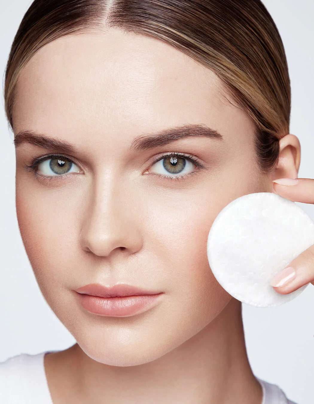 Revitalash øjenbryns serum i elegant sølvfarvet tube med applikator. Professionelt brynserum til styrkelse og vækst af øjenbryn. Klinisk testet produkt fra Revitalash med avanceret formel til fyldigere og sundere bryn.