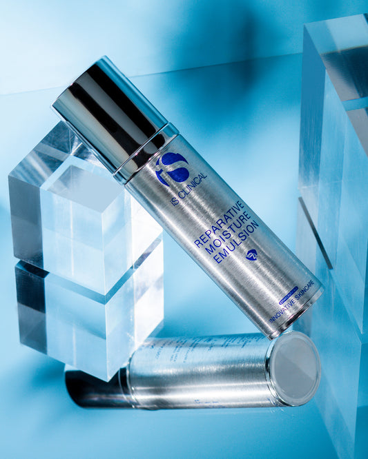 IS Clinical Reparartive Moisture Emulsion - Intensiv fugtgivende creme der reparerer og beskytter huden, reducerer rødme og irritation. Ideel til sensitiv og skadet hud. Vises i elegant sølv emballage med klinisk design.