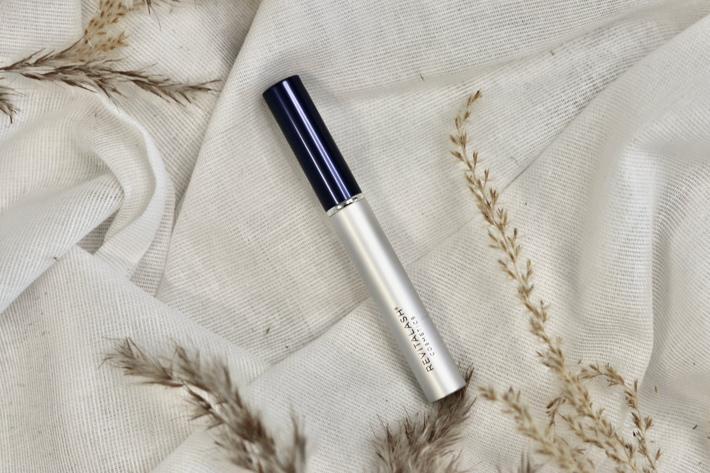 Revitalash Advanced Øjenvippe Serum - prisvindende, klinisk testet vippeserum der styrker, forlænger og fortykker naturlige øjenvipper. Udviklet af øjenlæger med en patenteret BioPeptin Complex®, peptider og botaniske ekstrakter, der nærer og beskytter vipperne mod skader og ældning. Nem applikation med præcisionsbørste, kun én gang dagligt. Giver synlige resultater inden for 4-6 uger med fyldigere, sundere og mere dramatiske vipper. Oftalmologisk testet og velegnet til kontaktlinsebrugere