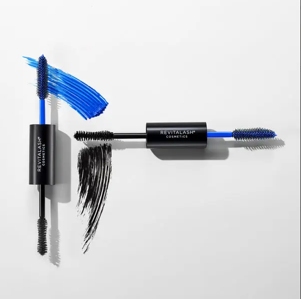 Double-Ended Volume Mascara - innovativ 2-i-1 mascara med dobbeltsidet applikator for maksimal alsidighed. Den ene ende giver dramatisk volumen og fylde med en fyldig børste, mens den anden ende definerer og adskiller vipperne med en præcisionsbørste. Formuleret med vippeplejende ingredienser der styrker og beskytter. Smudge-proof og klumpfri formel der holder hele dagen. Perfekt til at skabe både naturlige hverdagslook og dramatiske aftenlook med samme produkt