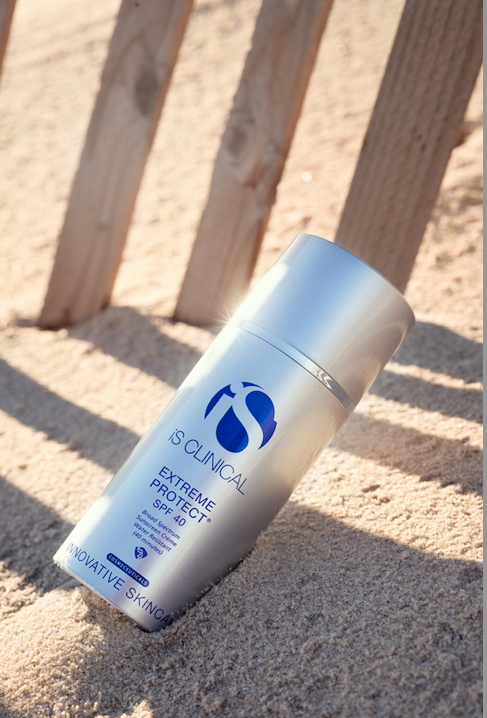 IS Clinical Extreme Protect SPF 40 Beige - Avanceret solbeskyttelse med let beige farvetone, der beskytter mod UVA/UVB-stråler, forebygger ældningstegn og giver en ensartet hudtone. Ideel til daglig brug og alle hudtyper