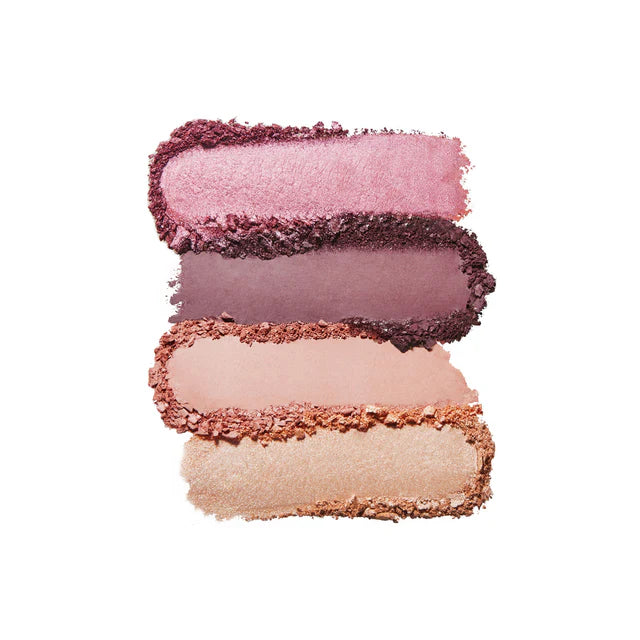 Youngblood eyeshadow i nuancen Garden Party - frisk, livlig øjenskygge med en frodig grøn tone inspireret af naturens farvespil. Eksklusiv makeup fra Youngblood Cosmetics med rig pigmentering og fløjlsblød konsistens. Skaber et udtryksfuldt og unikt look. Perfekt til at fremhæve alle øjenfarver, særligt brune og hasselnøddefarvede øjne, med en sofistikeret finish der holder hele dagen.