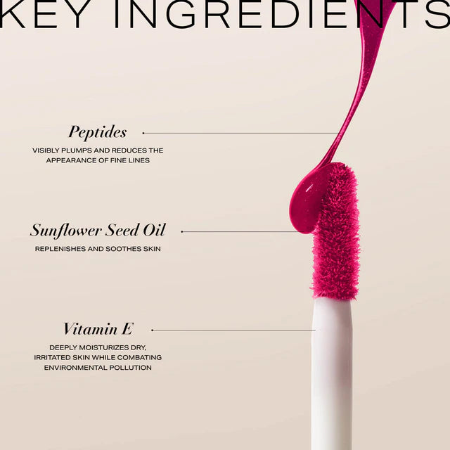 Young Blood Lipgloss. Luksuriøs lipgloss med skinnende finish, der giver læberne et fyldigt og blødt udseende. Produktet vises i elegant emballage med den karakteristiske Young Blood-kvalitet og naturlige ingredienser