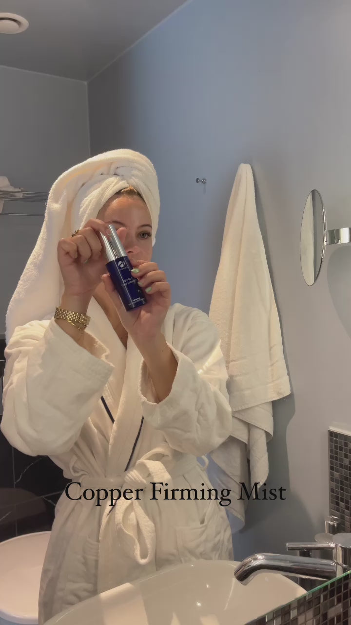 Copper Firming Mist - Opfriskende ansigtsspray med kobber-peptider der strammer huden, reducerer fine linjer og giver en ungdommelig glød. Vises i elegant glasflaske med forstøver.