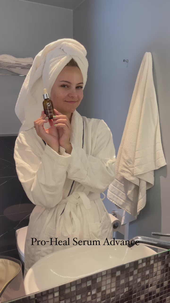 IS Clinical Pro-Heal Serum Advance - Kraftfuldt antioxidant-serum med L-ascorbinsyre (vitamin C), oliven blade og zink, der reducerer inflammation, rødme og acne. Ideel til sensitiv, rosacea og problemhud. Vises i signatur orange flaske.