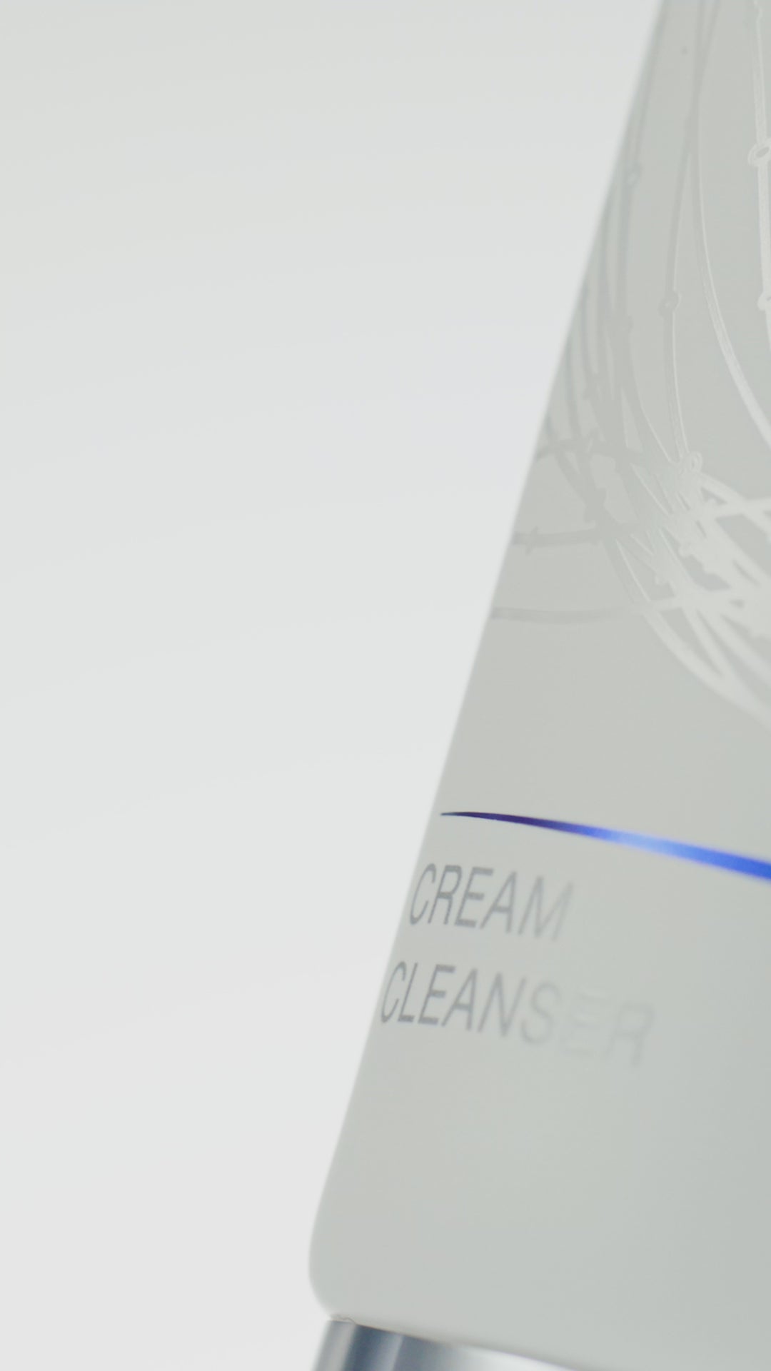 IS Clinical Cream Cleanser - Luksuriøs, nærende ansigtsrens med botaniske ekstrakter der blidt fjerner makeup og urenheder. Beroliger, hydrerer og beskytter hudens naturlige barriere. Ideel til tør, sensitiv og moden hud. Vises i elegant hvid tube med klinisk design.