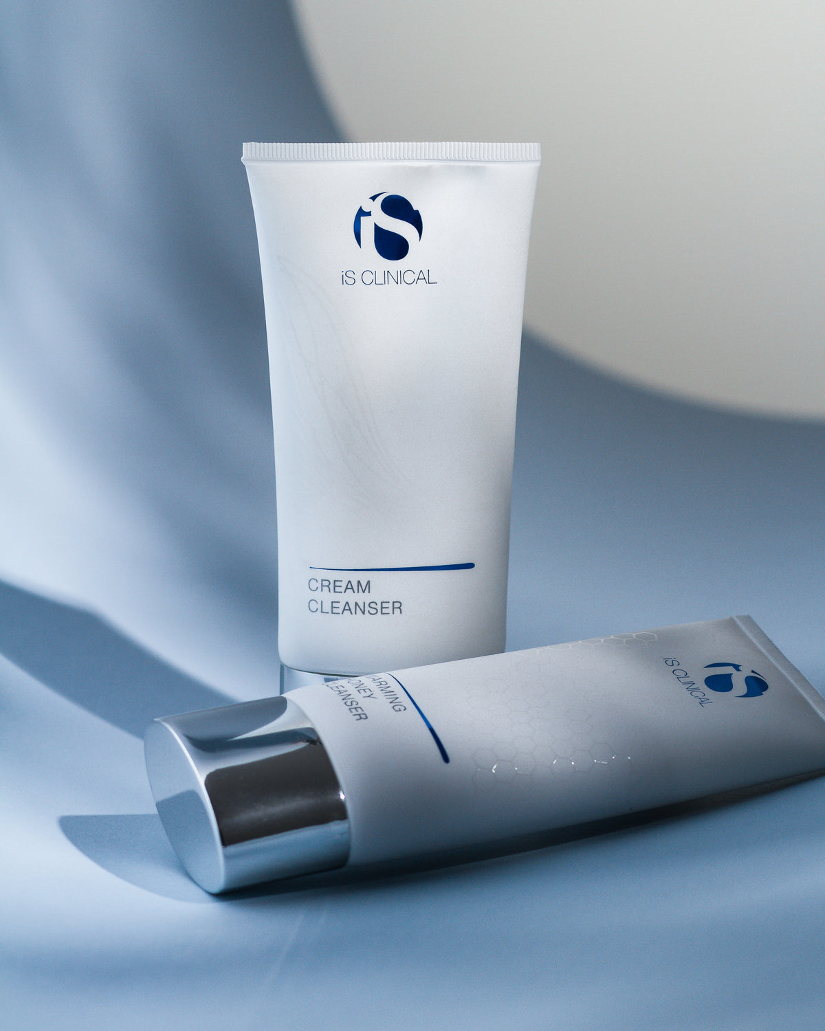 IS Clinical Cream Cleanser - Luksuriøs, nærende ansigtsrens med botaniske ekstrakter der blidt fjerner makeup og urenheder. Beroliger, hydrerer og beskytter hudens naturlige barriere. Ideel til tør, sensitiv og moden hud. Vises i elegant hvid tube med klinisk design.