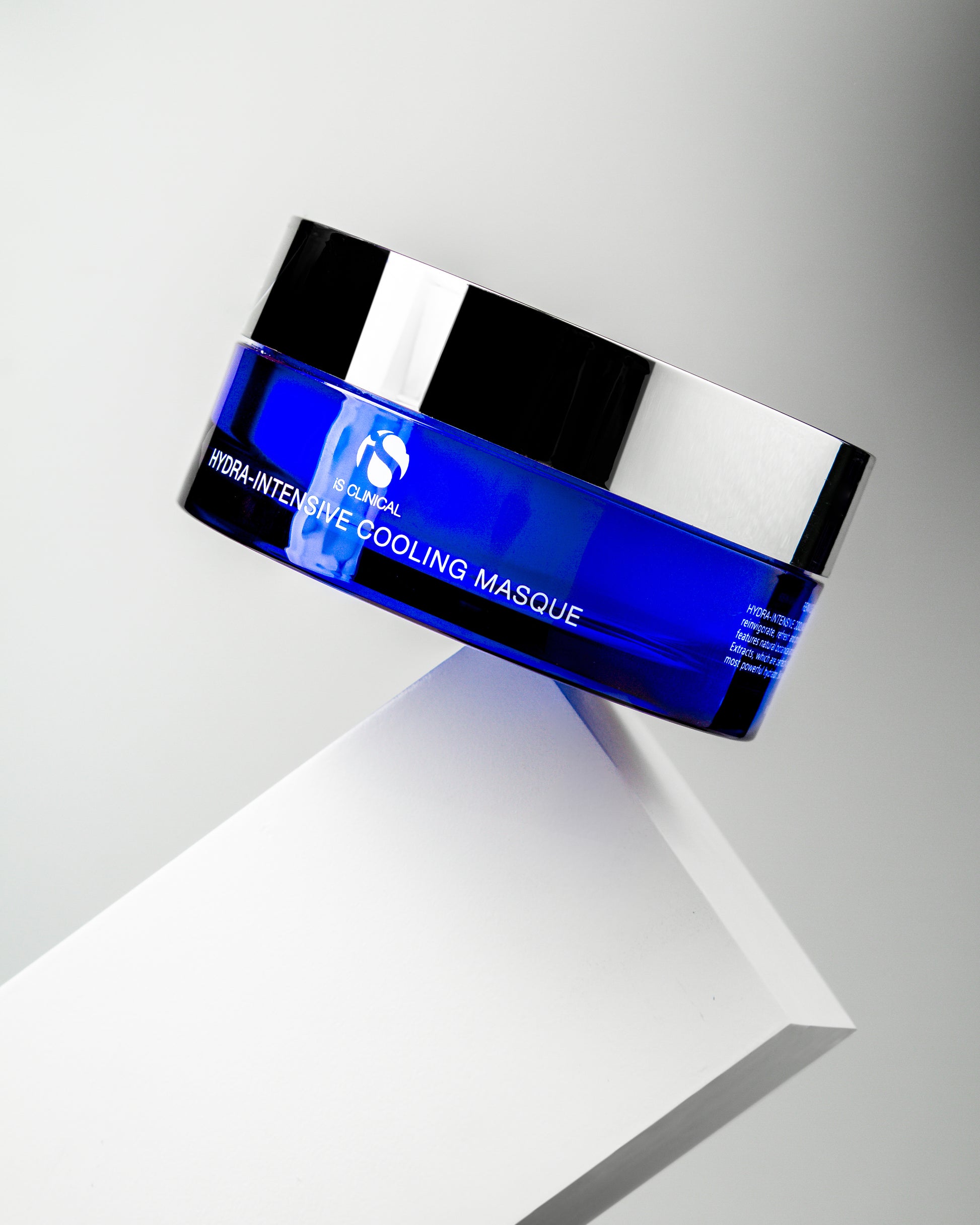 IS Clinical Hydra-Intensive Cooling Masque intensivt fugtgivende og kølende ansigtsmaske med hyaluronsyre og botaniske ekstrakter, beroliger irriteret og rød hud, reducerer varme og inflammation, genopretter fugtbalance, lindrer solskadet hud, ideel efter behandlinger og til dehydreret hud