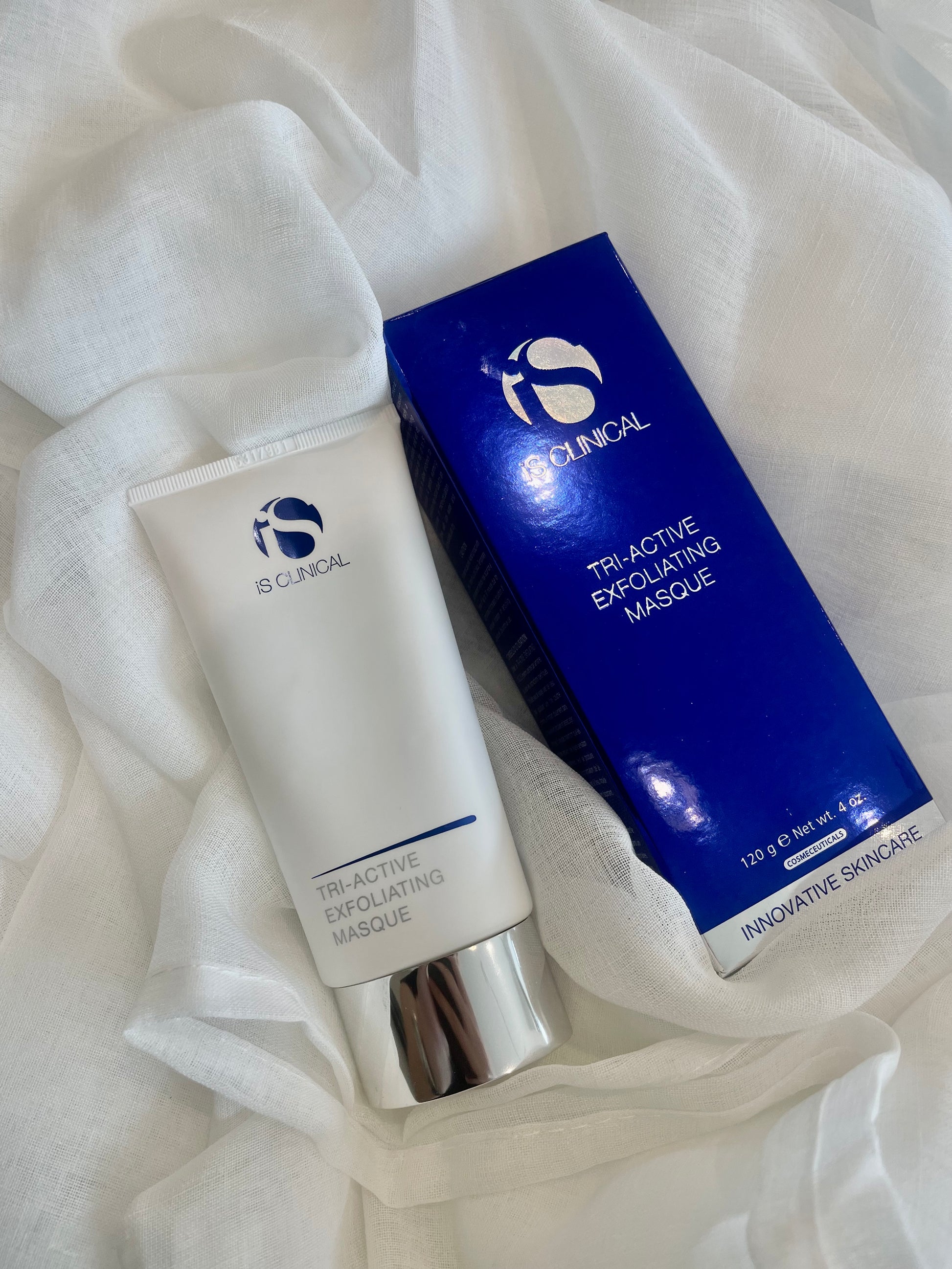 IS Clinical Tri-Active Exfoliating Masque intensiv eksfolierende ansigtsmaske med enzymer, mikrokorn og AHA-syrer, fjerner døde hudceller, udrenser porer, forbedrer hudtone og tekstur, stimulerer cellefornyelse, efterlader huden strålende og forfinet, velegnet til kombineret og fedtet hud.