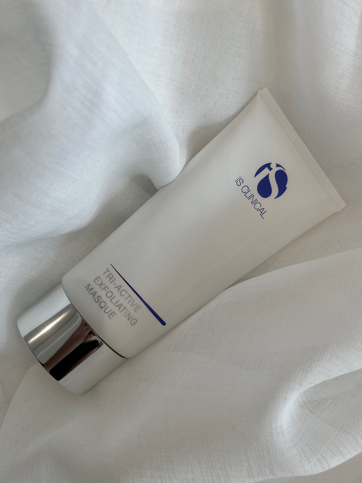 IS Clinical Tri-Active Exfoliating Masque intensiv eksfolierende ansigtsmaske med enzymer, mikrokorn og AHA-syrer, fjerner døde hudceller, udrenser porer, forbedrer hudtone og tekstur, stimulerer cellefornyelse, efterlader huden strålende og forfinet, velegnet til kombineret og fedtet hud.
