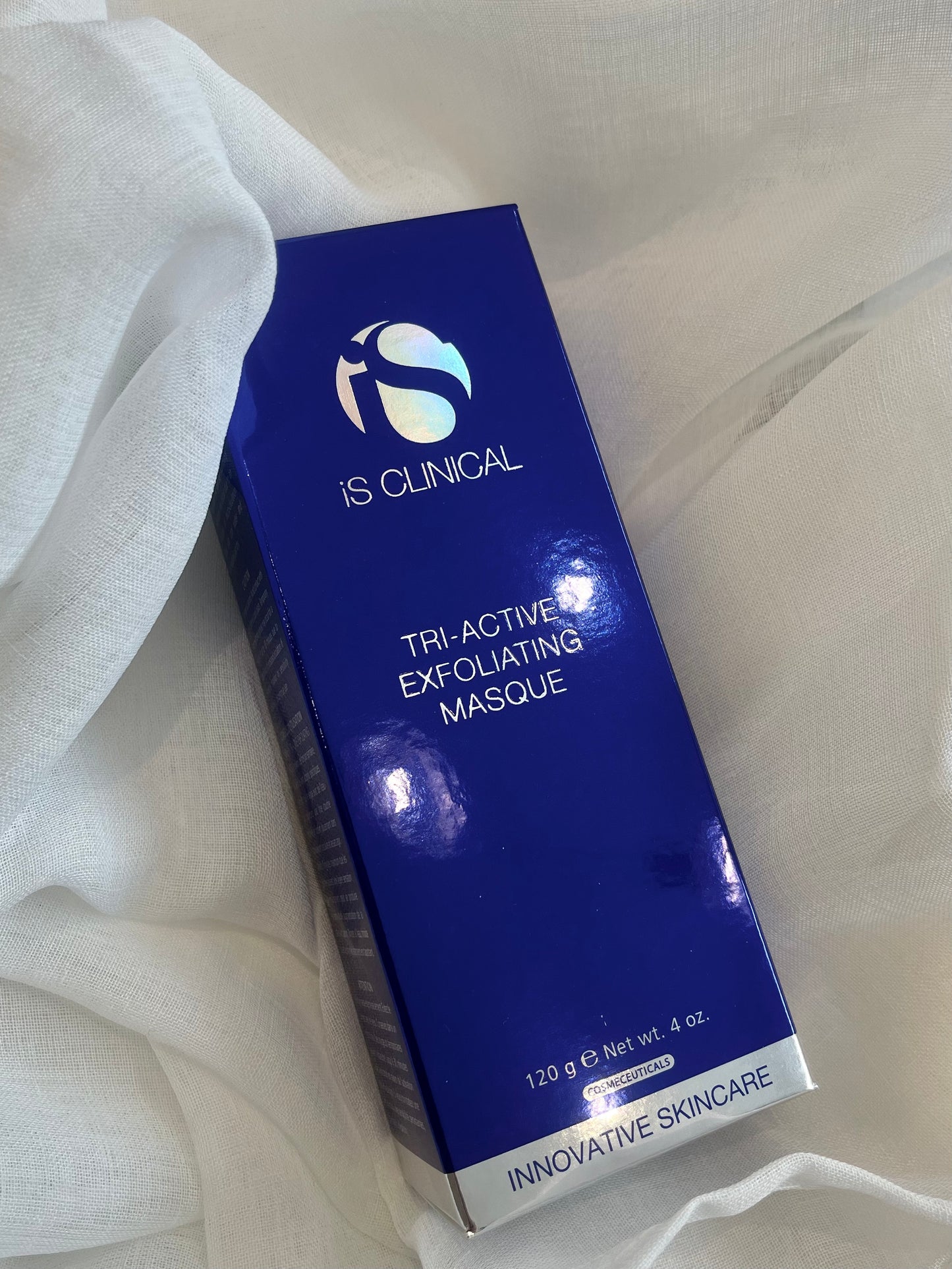 IS Clinical Tri-Active Exfoliating Masque intensiv eksfolierende ansigtsmaske med enzymer, mikrokorn og AHA-syrer, fjerner døde hudceller, udrenser porer, forbedrer hudtone og tekstur, stimulerer cellefornyelse, efterlader huden strålende og forfinet, velegnet til kombineret og fedtet hud.