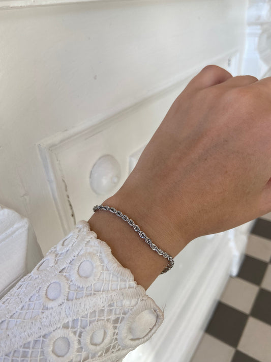 Sølv armbånds smykke på model