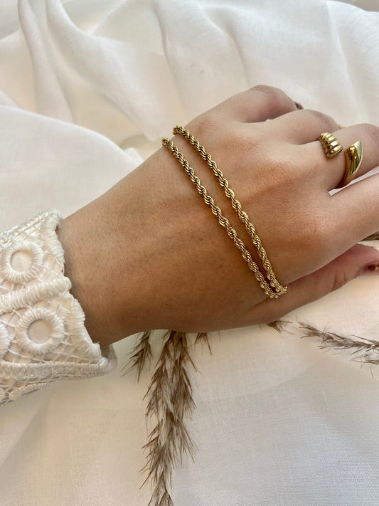 Guld halskæde rossy på model