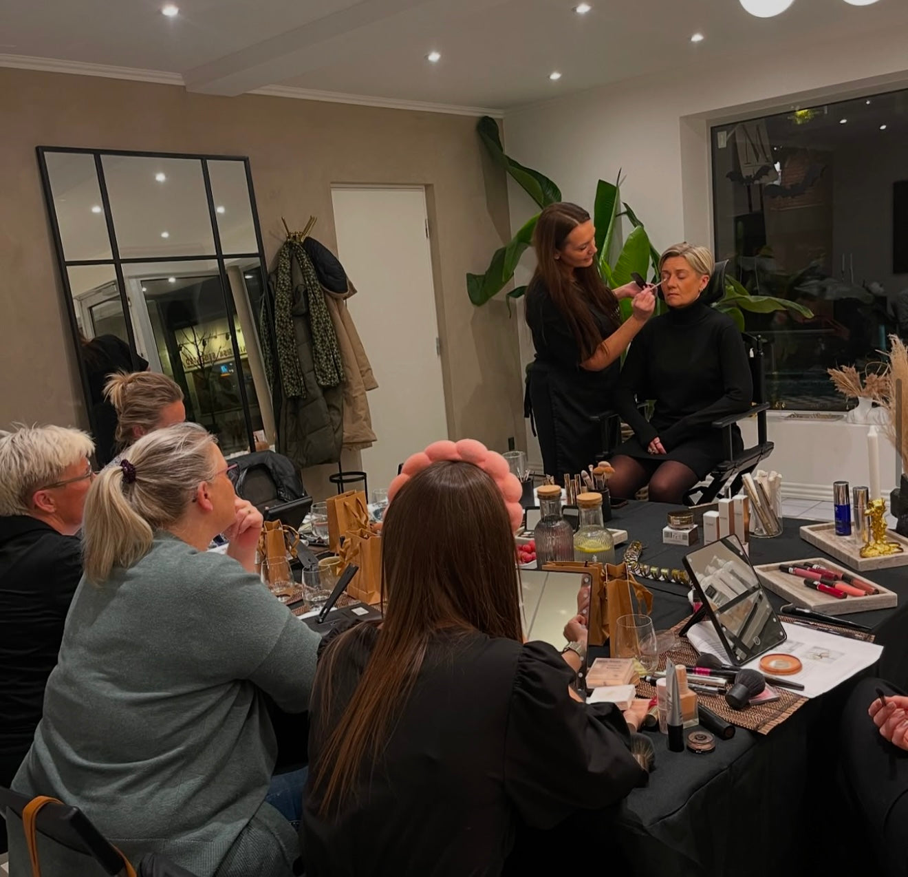 Kundeaften med eksklusivt makeup-kursus hos Klinik M. Professionel makeup-artist demonstrerer teknikker og giver personlige tips tilpasset deltagernes hudtype og ansigtsform. Hyggelig atmosfære med bobler og snacks, hvor deltagerne lærer at skabe både hverdags- og festmakeup. Mulighed for at prøve luksusprodukter og få individuel vejledning. Begrænset antal pladser sikrer personlig opmærksomhed til hver deltager. Perfekt gave eller selvforkælelse for makeupentusiaster på alle niveauer