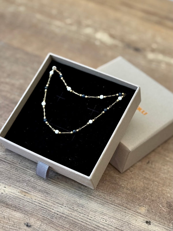 Sort og hvide perler, guld perlekæde
