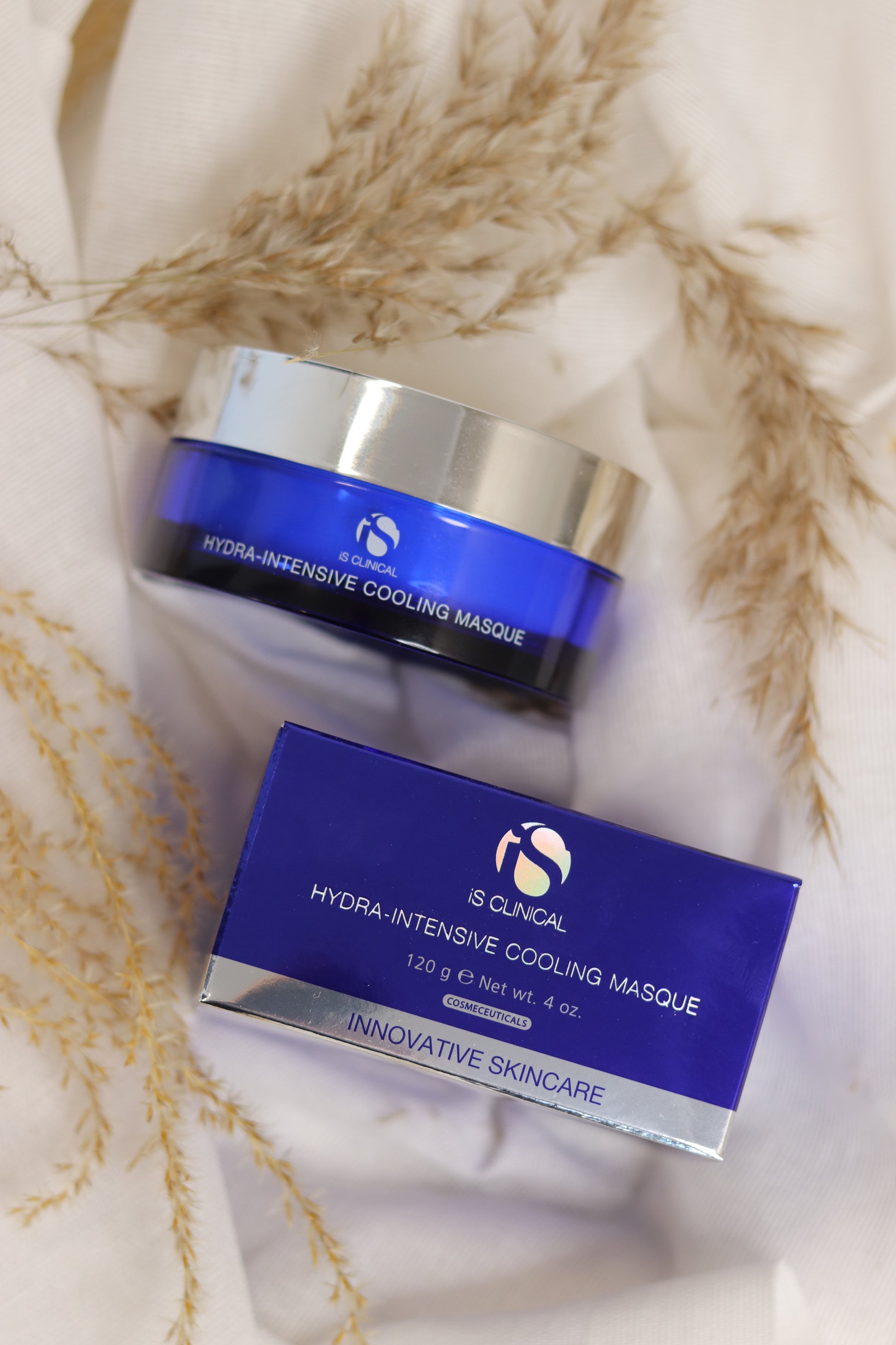 IS Clinical Hydra-Intensive Cooling Masque intensivt fugtgivende og kølende ansigtsmaske med hyaluronsyre og botaniske ekstrakter, beroliger irriteret og rød hud, reducerer varme og inflammation, genopretter fugtbalance, lindrer solskadet hud, ideel efter behandlinger og til dehydreret hud