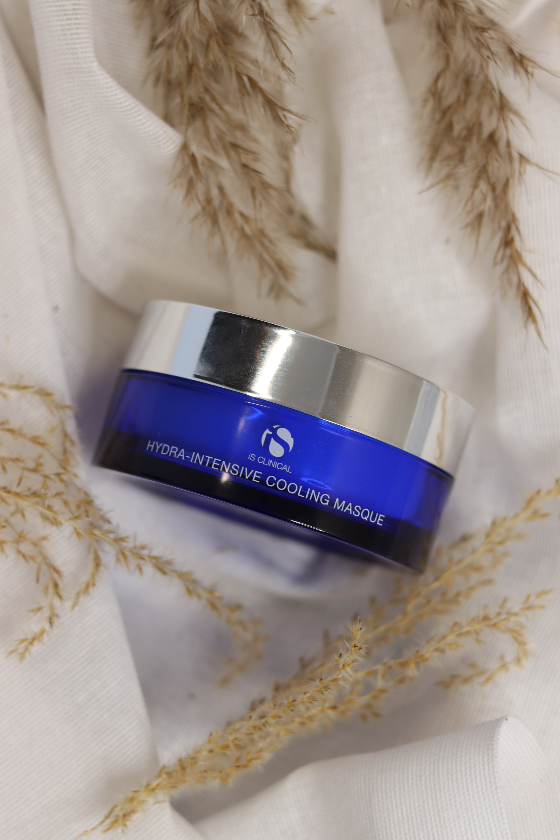 IS Clinical Hydra-Intensive Cooling Masque intensivt fugtgivende og kølende ansigtsmaske med hyaluronsyre og botaniske ekstrakter, beroliger irriteret og rød hud, reducerer varme og inflammation, genopretter fugtbalance, lindrer solskadet hud, ideel efter behandlinger og til dehydreret hud