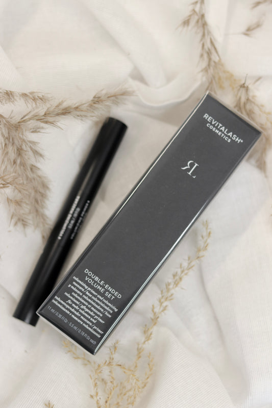 Double-Ended Volume Mascara - innovativ 2-i-1 mascara med dobbeltsidet applikator for maksimal alsidighed. Den ene ende giver dramatisk volumen og fylde med en fyldig børste, mens den anden ende definerer og adskiller vipperne med en præcisionsbørste. Formuleret med vippeplejende ingredienser der styrker og beskytter. Smudge-proof og klumpfri formel der holder hele dagen. Perfekt til at skabe både naturlige hverdagslook og dramatiske aftenlook med samme produkt