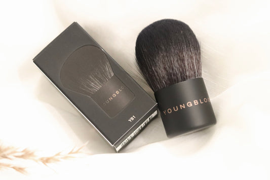 Professionel Kabuki makeupbørste med tæt, afrundet børstehoved og ergonomisk kort skaft. Fremstillet af bløde, syntetiske hår der giver en jævn og ensartet påføring af pudder, mineral foundation og bronzer. Ideel til at opnå en naturlig finish uden streger. Børstens kompakte design gør den perfekt til både hjemmebrug og på farten, mens den bløde tekstur sikrer en behagelig oplevelse på huden.