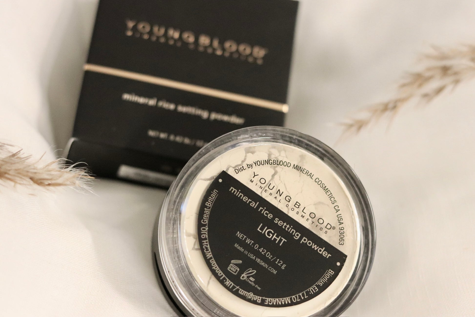 Mineral Rice Setting Powder - ultrafin, transparent finishing pudder fremstillet af rismel og naturlige mineraler. Fikserer makeup og absorberer overskydende fedt uden at udtørre huden. Giver en silkeblød, mat finish der minimerer synligheden af porer og fine linjer. Ideel til alle hudtyper og hudtoner, særligt god til sensitiv hud. Let og åndbar formel der forlænger makeuppens holdbarhed og forhindrer skinnende T-zone gennem dagen.