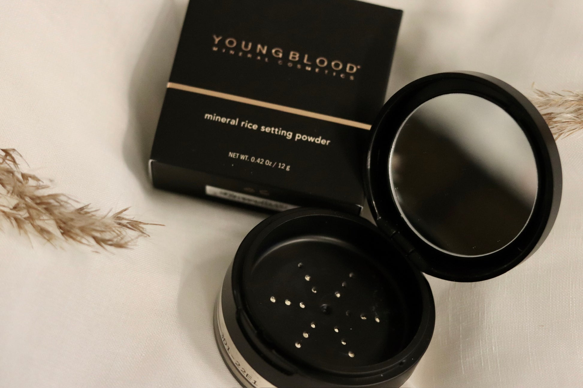 Mineral Rice Setting Powder - ultrafin, transparent finishing pudder fremstillet af rismel og naturlige mineraler. Fikserer makeup og absorberer overskydende fedt uden at udtørre huden. Giver en silkeblød, mat finish der minimerer synligheden af porer og fine linjer. Ideel til alle hudtyper og hudtoner, særligt god til sensitiv hud. Let og åndbar formel der forlænger makeuppens holdbarhed og forhindrer skinnende T-zone gennem dagen.