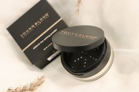 Mineral Rice Setting Powder - ultrafin, transparent finishing pudder fremstillet af rismel og naturlige mineraler. Fikserer makeup og absorberer overskydende fedt uden at udtørre huden. Giver en silkeblød, mat finish der minimerer synligheden af porer og fine linjer. Ideel til alle hudtyper og hudtoner, særligt god til sensitiv hud. Let og åndbar formel der forlænger makeuppens holdbarhed og forhindrer skinnende T-zone gennem dagen.