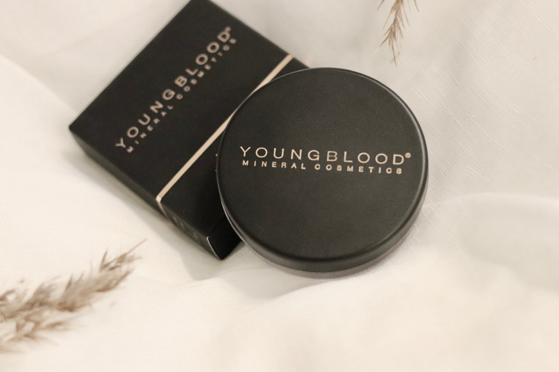 Mineral Rice Setting Powder - ultrafin, transparent finishing pudder fremstillet af rismel og naturlige mineraler. Fikserer makeup og absorberer overskydende fedt uden at udtørre huden. Giver en silkeblød, mat finish der minimerer synligheden af porer og fine linjer. Ideel til alle hudtyper og hudtoner, særligt god til sensitiv hud. Let og åndbar formel der forlænger makeuppens holdbarhed og forhindrer skinnende T-zone gennem dagen.
