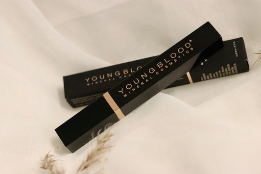 Youngblood Mascara - luksuriøs, mineralbaseret mascara der giver dramatisk volumen og længde til vipperne. Den innovative børste adskiller og definerer hver vippe uden klumper. Formuleret med naturlige ingredienser og uden parabener, der plejer og styrker vipperne. Smudge-proof og langtidsholdbar, men stadig let at fjerne. Perfekt til sensitive øjne og kontaktlinsebrugere, giver et intenst, sort look der fremhæver øjnenes naturlige skønhed