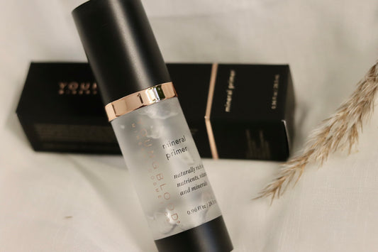 Youngblood Mineral Primer - silkeblød, transparent makeup-primer med mineralbaseret formel. Skaber den perfekte base for foundation ved at udjævne hudens tekstur og minimere synligheden af porer og fine linjer. Indeholder hudplejende ingredienser som aloe vera og vitamin E, der fugter og beskytter huden. Forlænger makeuppens holdbarhed og forhindrer at foundation samler sig i linjer. Oliefri og let formel, velegnet til alle hudtyper, giver en naturlig, mat finish.