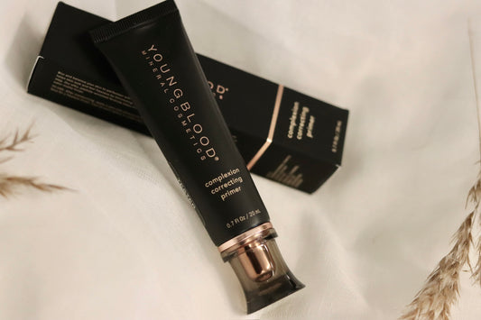 Complexion Correcting Primer - avanceret farvekorrigerende primer med let, cremet konsistens. Neutraliserer hudtoneproblemer som rødme, gulfarvning og matte områder for en mere ensartet teint. Indeholder hudplejende ingredienser der fugter og beroliger huden, samtidig med at den forbereder den til makeup. Skaber en glat, jævn overflade der forlænger makeuppens holdbarhed. Perfekt til kombineret og sensitiv hud, giver en naturlig, strålende finish uden at tilstoppe porerne