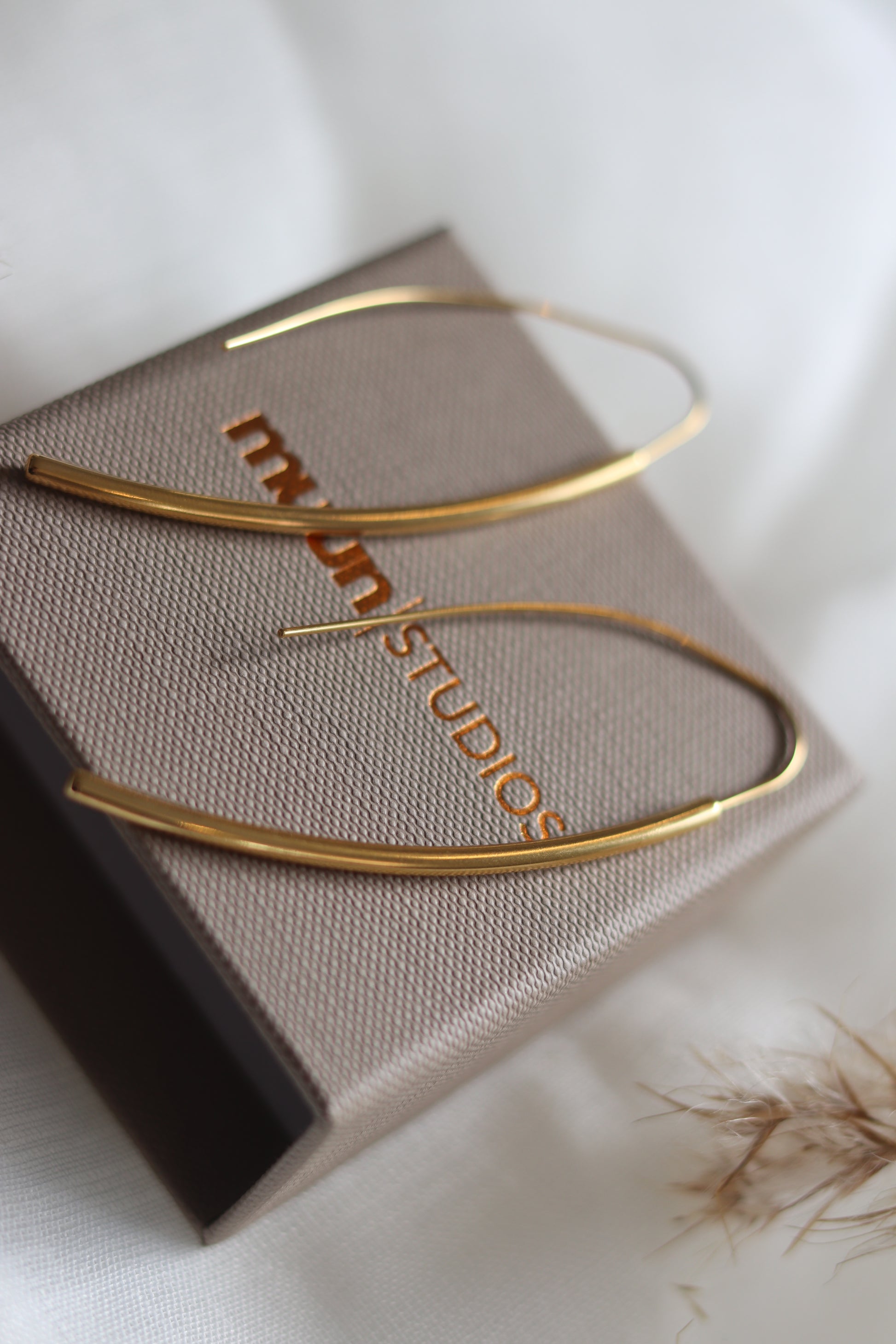 Guld buede øreringe