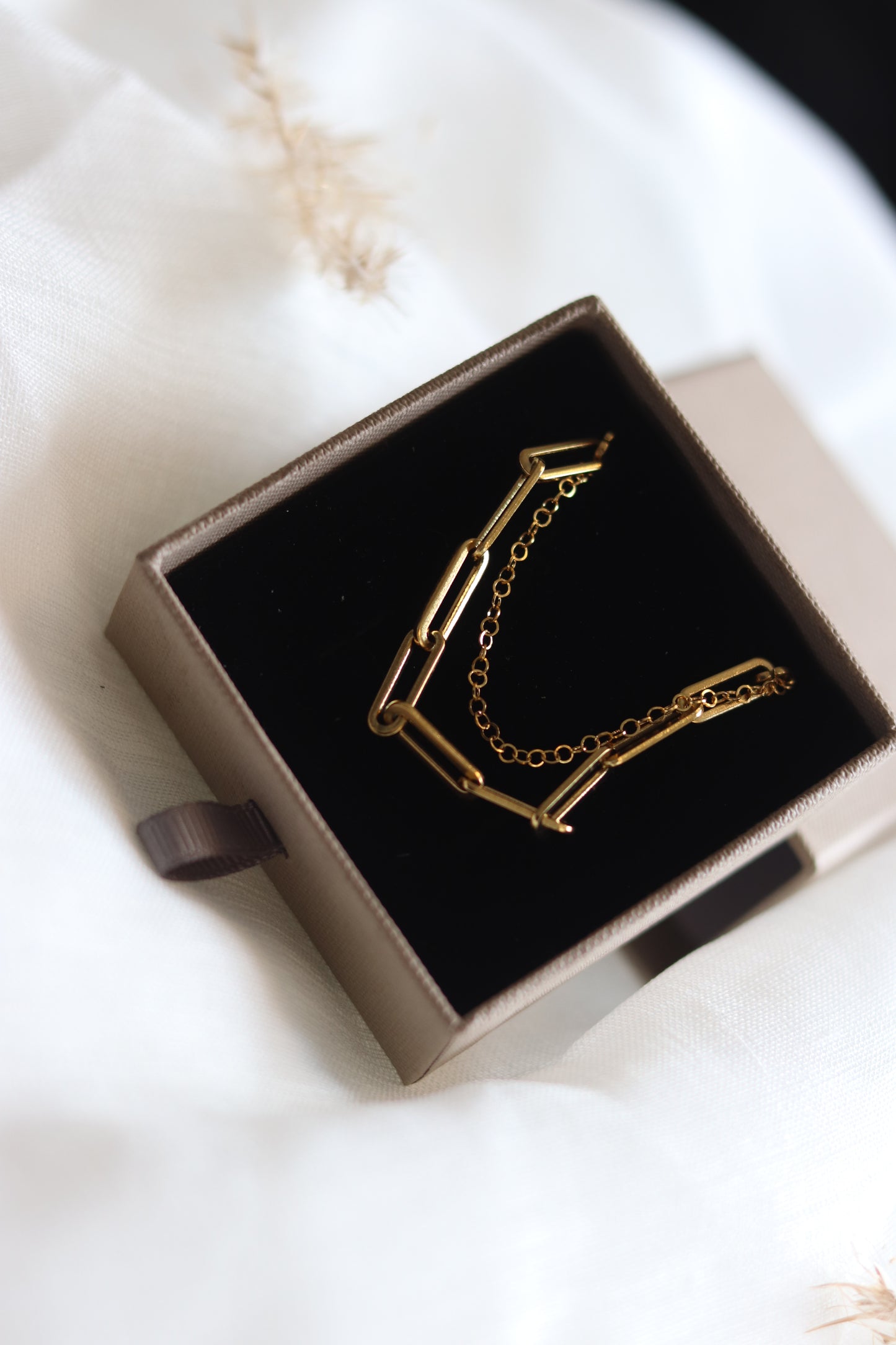Guld armbånd i emballage
