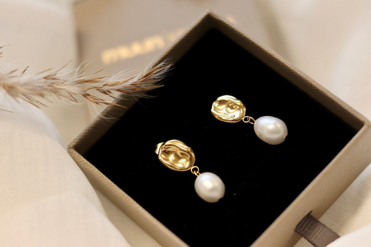 Guld øreringe med ferskvandsperle