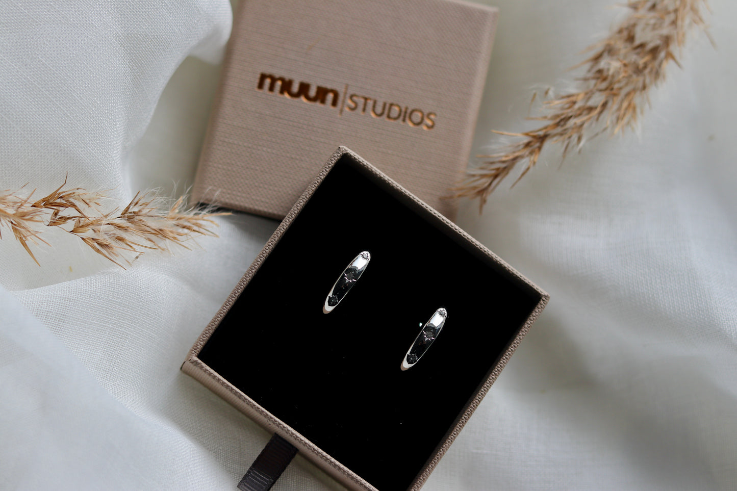 Close up med sten I øreringene