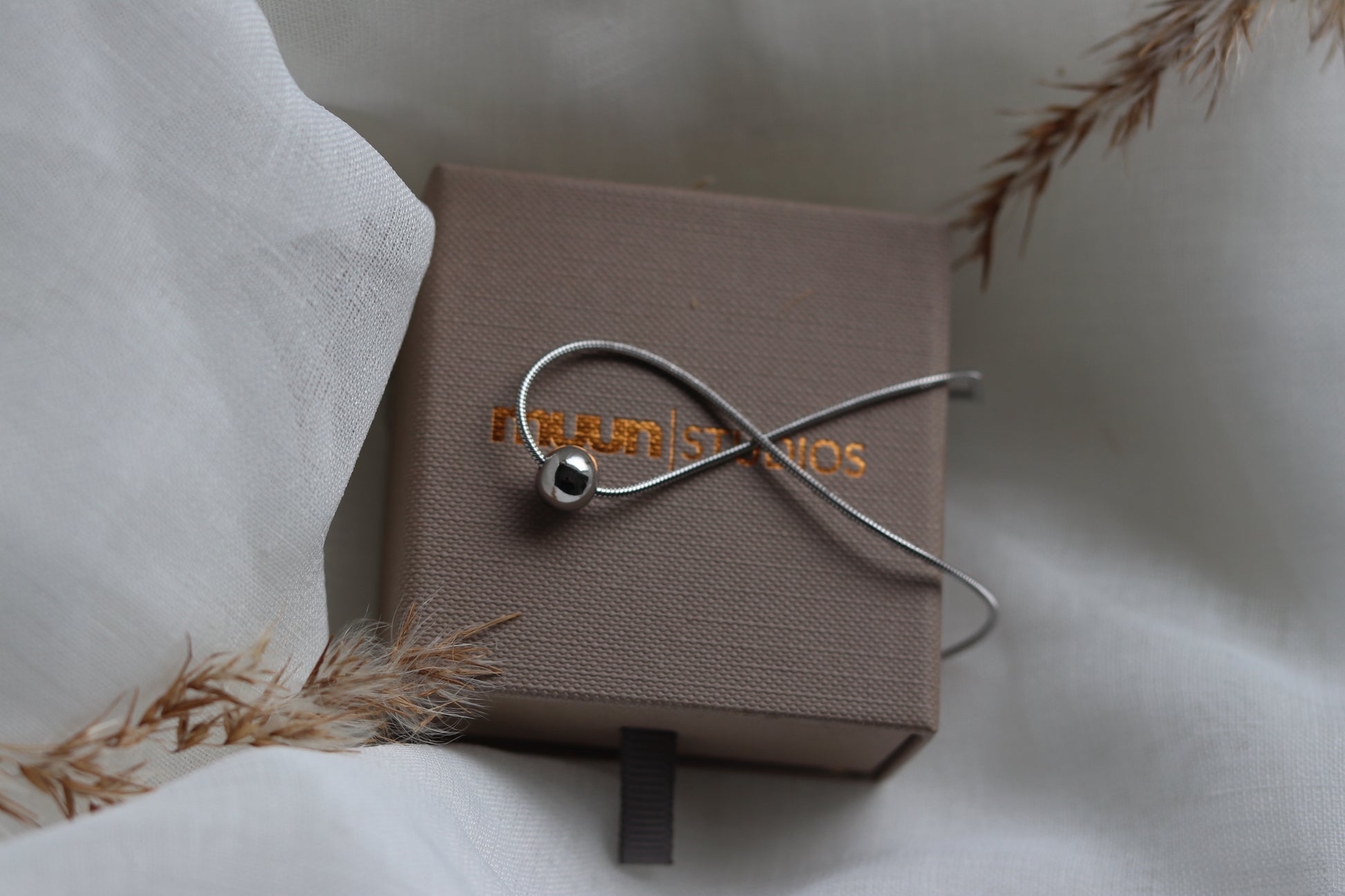 Sølv halskæde der er justerbar